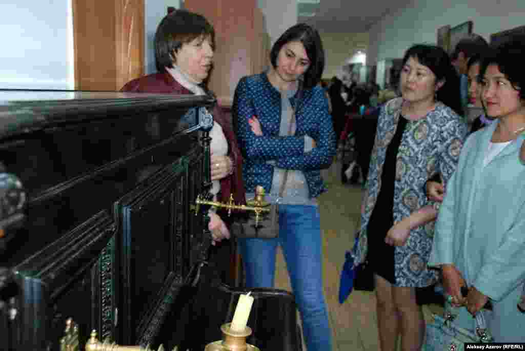 Алматы қаласының тарихына арналған музей жұрт арасында «Үш алып» («Три богатыря») аталып кеткен ғимараттың бірінші қабатындағы тар аумаққа орналасқан. Қоятын жер болмағандықтан, музей экспонаттарының көбі қоймада сақтаулы. «Музейдегі түн» акциясында мұнда да тегін экскурсиялар ұйымдастырылды. Суретте музей қызметкері келушілерге бұрын қазақстандық альпинист Евгений Колокольниковтың отбасында сақталған ескі фортепьяноны көрсетіп тұр.
