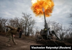 Жінка-військовослужбовиця разом з іншими артилеристами ЗСУ веде вогонь із САУ 2С7 «Піон» по позиціях армії РФ. Херсонщина, 9 листопада 2022 року