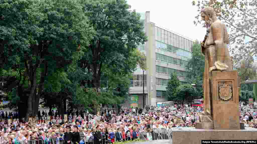 За даними правоохоронців, близько 20 тисяч осіб прийшли на урочистість з нагоди відкриття пам'ятника