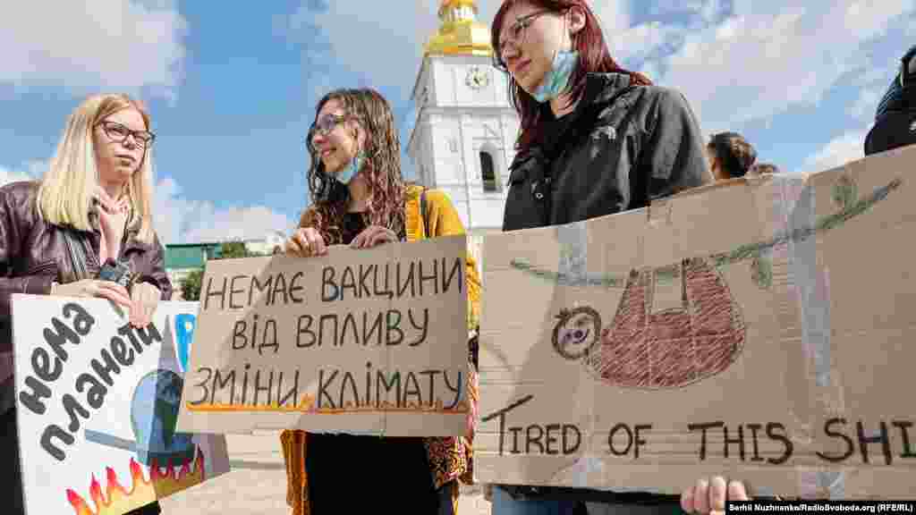 Вони тримали плакати: «Тваринництво вбиває планету та тварин», «Тікати не буде куди», «Наші податки – на захист клімату», «Збивай температуру – приймай зелені ліки», «Обирай еко замість его!», «68% хребетних зникло. Ми наступні?», «Навколишнє середовище в пріоритет!» та інші
