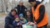 Норвежский совет по делам беженцев раздает предметы первой необходимости семьям, которые в течение нескольких дней прятались в подвалах. Фото: NRC/Ingrid Prestetun