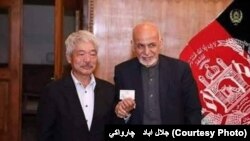 د افغانستان ولسمشر اشرف غني و ډاکټر کامورا ته د خپل هېواد شهریت ورکوي.