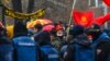 9 гыйнварда кешеләр Скопьеда парламент бинасы янына демонстрацигә чыкты. Алар илнең исемен Төньяк Македония дип үзгәртү ниятенә ризасызлык белдерде. Үзендә Македония төбәге булган Греция бу илне НАТОга һәм Европа Берлегенә әгъза итеп алу өчен аның исемен үзгәртүне таләп итте. Ахыр чиктә Греция белән компромисс нигезендә элекке югославия республикасы Македониянең исеме февраль аенда барыбер Төньяк Македония дип үзгәртелде. (EPA-EFE/Georgi Licovski)