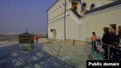 Туристлар Казан ханнары төрбәсен карый
