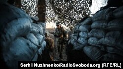 Український солдат на позиції біля Кримського. Луганщина, 7 листопада 2018 року