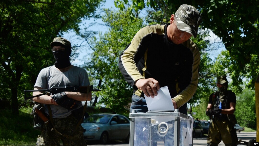 Проросійські бойовики беруть участь у так званому «референдумі», Слов’янськ, 11 травня 2014 року