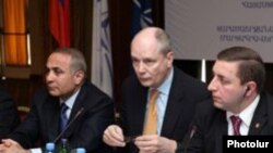 Գորան Լենմարկերը (կենտրոնում) «Ռոուզ Ռոթ» սեմինարում:
