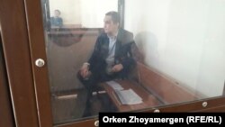 Инспектор по труду профсоюзной организации нефтесервисного предприятия Oil Construction Company (OCC) Нурбек Кушакбаев в суде по его делу. Астана, 4 апреля 2017 года.