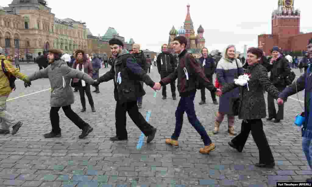 Хоровод с белыми лентами под песню Наутилуса «Скованные одной цепью» на Красной площади