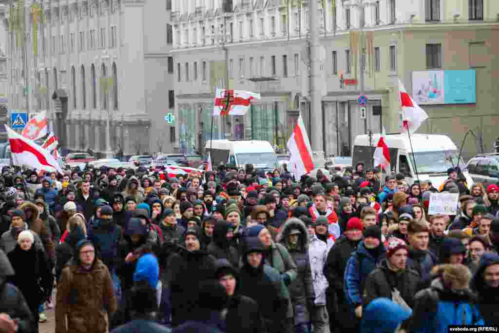 «Решать судьбу белорусского народа за его спиной – это преступление», – заявил на митинге в Минске политик Сергей Высоцкий. 