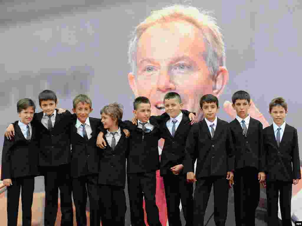Kosovo - Tokom svoje posjete Prištini, bivši britanski premijer Tony Blair , upoznao je i 9 dječaka koji su dobili ime po njemu, 09.07.2010. Foto: EPA / Kushtrim Ternava