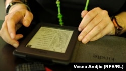 Bezeg suraty. Orta mekdeplerde dowam edýan kitap ýetmezçiliginiň arasynda, okuwçylara elektron kitaplardan peýdalanmak maslahat berilýär. 