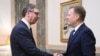 Presidenti i Serbisë, Aleksandar Vuçiq, (majtas) takohet në Beograd me të dërguarin e Bashkimit Evropian për dialogun Kosovë-Serbi, Peter Sorensen, 25 mars.