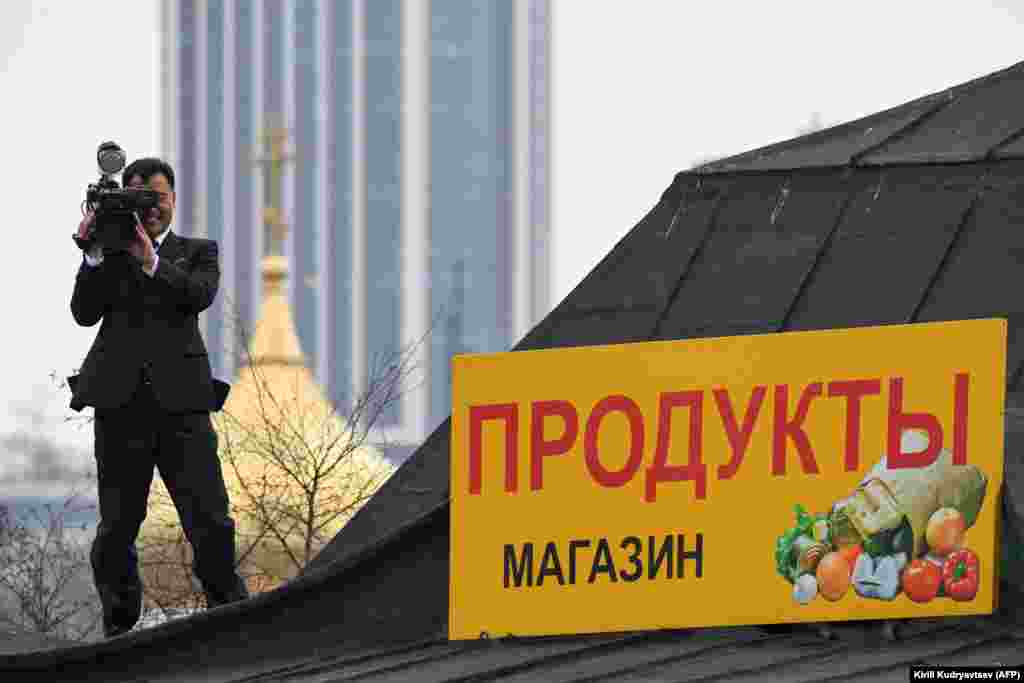 По данным северокорейской стороны, это оператор северокорейского телевидения занял позицию на крыше недалеко от железнодорожного вокзала 