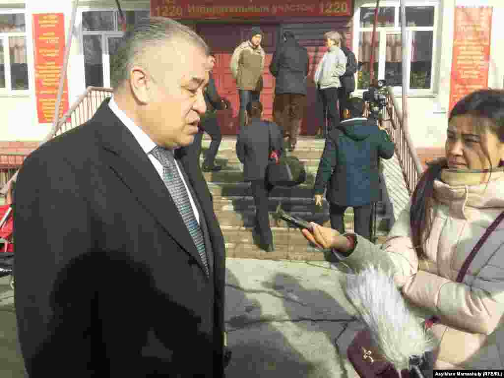 Қырғызстанның «Атамекен» партиясы жетекшісі Омурбек Текебаев журналистерге сұхбат беріп тұр. Бішкек, 11 желтоқсан 2016 жыл.