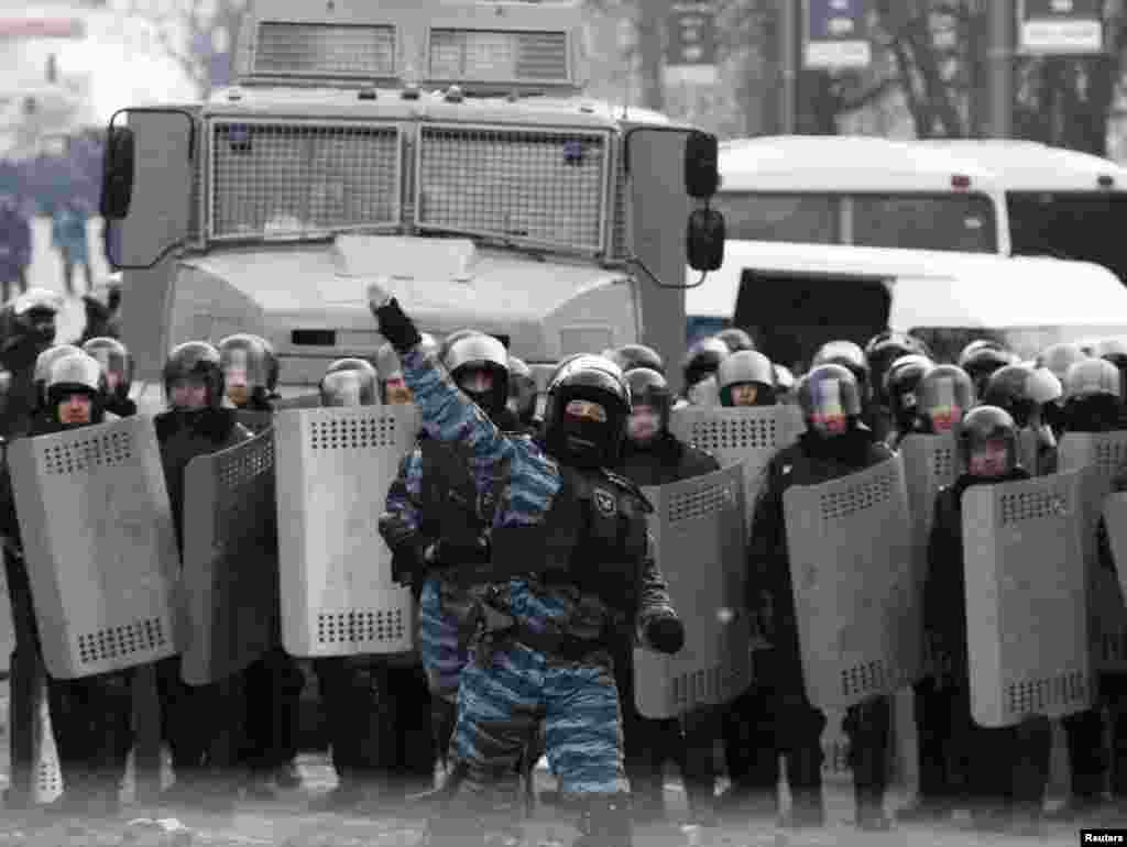 22 гыйнварда Украинада протест чараларында катнашкан өчен зур күләмдә штрафлар билгеләүче яңа кануннар гамәлгә керде.