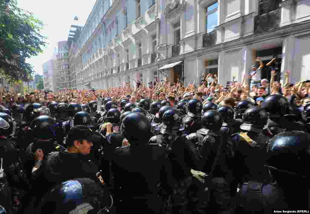 Протестующие требовали допустить к выборам в Мосгордуму независимых кандидатов: Любовь Соболь, Дмитрия Гудкова, Илью Яшина и других.