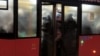 Мамадышский тракт, 7:15 утра. Жители новостроек, расположенных у трассы, так каждое утро добираются до других районов Казани. По мнению казанских чиновников, это вполне "соответствует высокому качеству транспортного обслуживания в городах".
