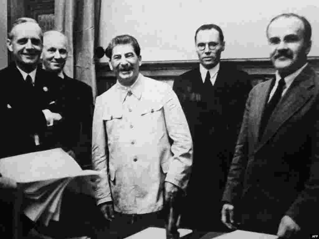 Риббентроп (сулда), Сталин һәм Молотов (уңда), Мәскәү, 23 август 1939 ел - 1939 елның 24 августына каршы төндә Германия тышкы эшләр министры Йоахим фон Риббентроп Мәскәү кирмәнендә Совет җитәкчесе Иосиф Сталин һәм тышкы эшләр министры Вячеслав Молотов белән очраша. Таң атуга Һитлер Германиясе белән Советлар Берлеге арасында үзара һөҗүм итмәү турында килешү имзалана.