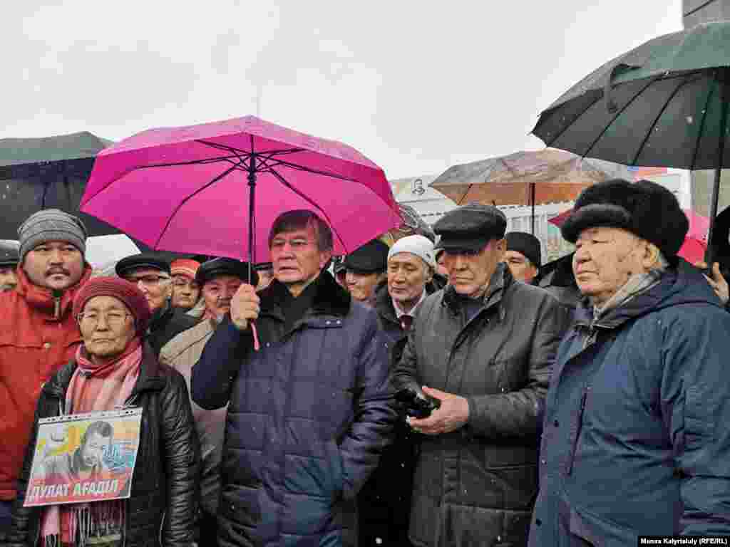 Алматыда еске алу акциясына жиналғандар Дулат Ағаділ "жүрек талмасынан қайтыс болды" деген ресми ақпаратқа күмән келтірді. Олар белсендінің өліміне қазіргі билік жауапты деп мәлімдеді.