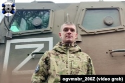 Расейскі вайсковец з 200-й брыгады запісвае зварот да родных на фоне бронеаўтамабіля “Спартак” у такой жа расфарбоўцы, у якой машыны прыехалі на станцыю Азярышча пад Менскам. Скрыншот зь відэа, выкладзенага ў тэлеграм-канале ”Гвардейская 200-я бригада ЛенВО”