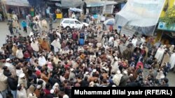 زوړ فوټو: د باجوړ په خار بازار کې خلک په نوډېرو کې د مزدورانو د وژنې ضد احتجاج کوي.