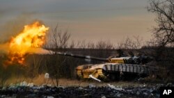 Украинские военные ведут огонь по российским позициям вблизи Часового Яра в Донецкой области, февраль 2024 года