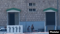 Члены вооруженной группы на территории захваченного полка ППС, 29 июля 2016 г.