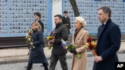 Zdesna nalijevo: Premijer Belgije Alexander De Croo, predsjednica Evropske komisije Ursula von der Leyen, predsjednik Ukrajine Volodimir Zelenski, premijerka Italije Giorgia Meloni i premijer Kanade Justin Trudeau u Kijevu, 24. februar 2024.