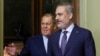Șefii diplomațiilor turcă și rusă, Hakan Fidan (dreapta) și Serghei Lavrov, pregătesc o întâlnire între președintele turc, Recep Tayyip Erdogan, și președintele rus, Vladimir Putin. 