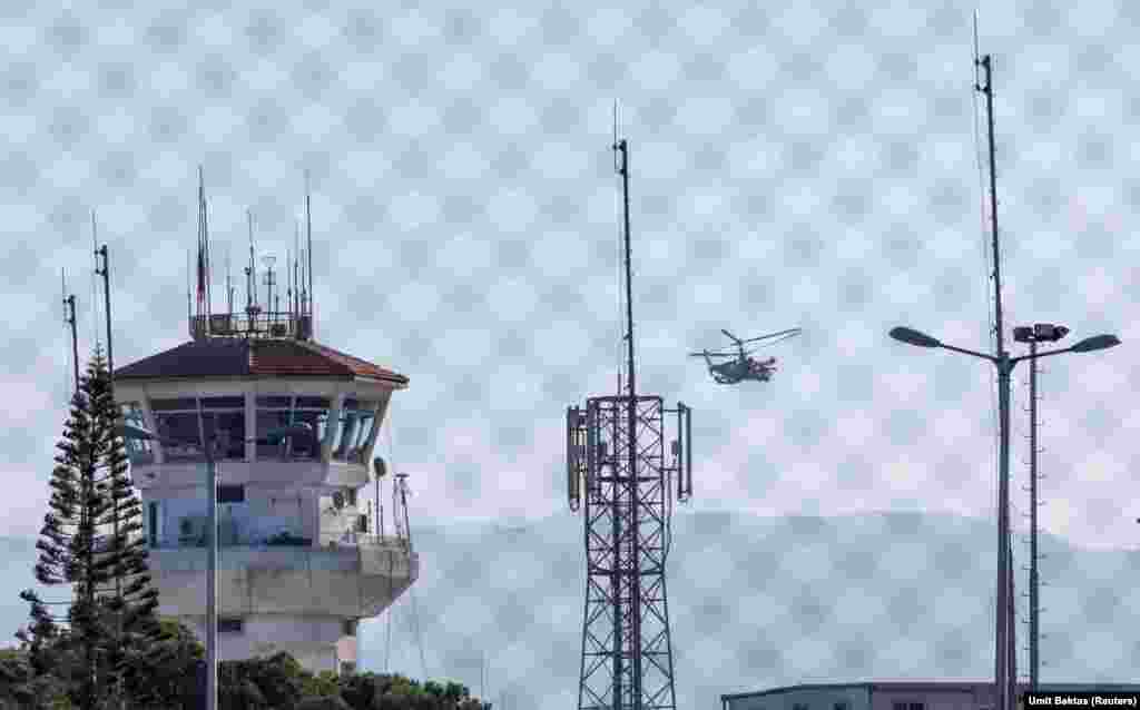 Un elicopter militar rusesc survolează baza Hmeimim. Pe 16 decembrie, șefa politicii externe și de securitate europene, Kaja Kallas, a sugerat că noilor conducători ai Siriei li s-ar putea cere să închidă bazele rusești din această țară, dacă vor ca noul lor guvern să fie recunoscut de UE. „Mulți miniștri de externe au ridicat această chestiune, pentru a înlătura influența rusă de acolo”, le-a spus Kallas jurnaliștilor la Bruxelles. 