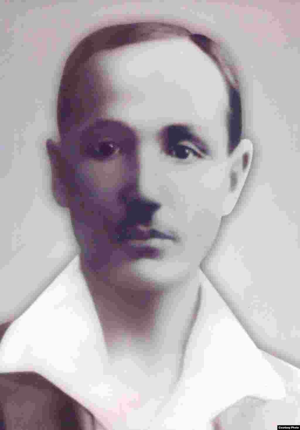 Биахмет Сәрсенов (1885-1921 жж.) Алашорданың көрнекті қайраткері. «Қазақ» газеті авторларының бірі. 1918 жылы түсірілген сурет.