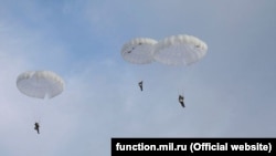 Прыжок с парашютом. Иллюстративное фото