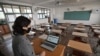 Directorii din învățământul preuniversitar au început să își dea demisiile și să se întoarcă full-time la catedre unde sunt mai bine plătiți, au mai multe zile libere și mai puțină responsabilitate. Plecarea lor poate afecta însă administrativ școlile pe care le conduc.