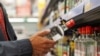 "Папа меньше пить не станет". Розничные продажи алкоголя в России обновили исторический максимум 