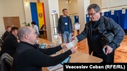 Nicușor Dan a câștigat alegerile în R.Moldova cu 88%, în timp ce George Simion a obținut 12%.