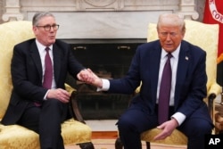 Кир Стармер и Дональд Трамп на переговорах в Вашингтоне в феврале 2025 года