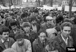 Krimski Tatari u Krasnodaru, na jugu Rusije, tražili su da im se dozvoli povratak u domovinu. Skup je bio prvi nacionalni protest o kojem je sovjetska štampa izvijestila, 6. marta 1988. Tatari su masovno deportovani sa Krima tokom Drugog svjetskog rata, nakon što ih je Staljin optužio za saradnju sa nacističkom Njemačkom.