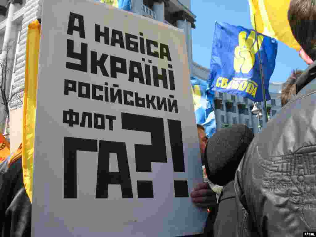 Противники і прихильники ратифікації "харківських угод" сьогодні прийшли під стіни парламенту.