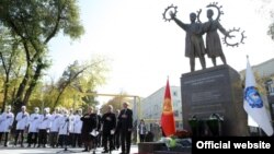 Коронавирусдан қурбон бўлган тиббиёт ходимлари учун ўрнатилган ҳайкалнинг очилишидан лавҳа, Бишкек, 2021 йил 19 октябри
