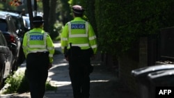 Poliția metropolitană din Londra patrulează în zona locuinței private a premierului Keir Starmer. 13 mai, 2025. 
