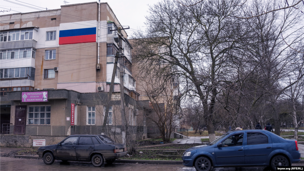 Магазин «Ритуальные услуги» в пристройке к пятиэтажке на улице Первомайская