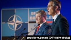 Порошенко (с) һәм Столтенберг (у), архив фотосы