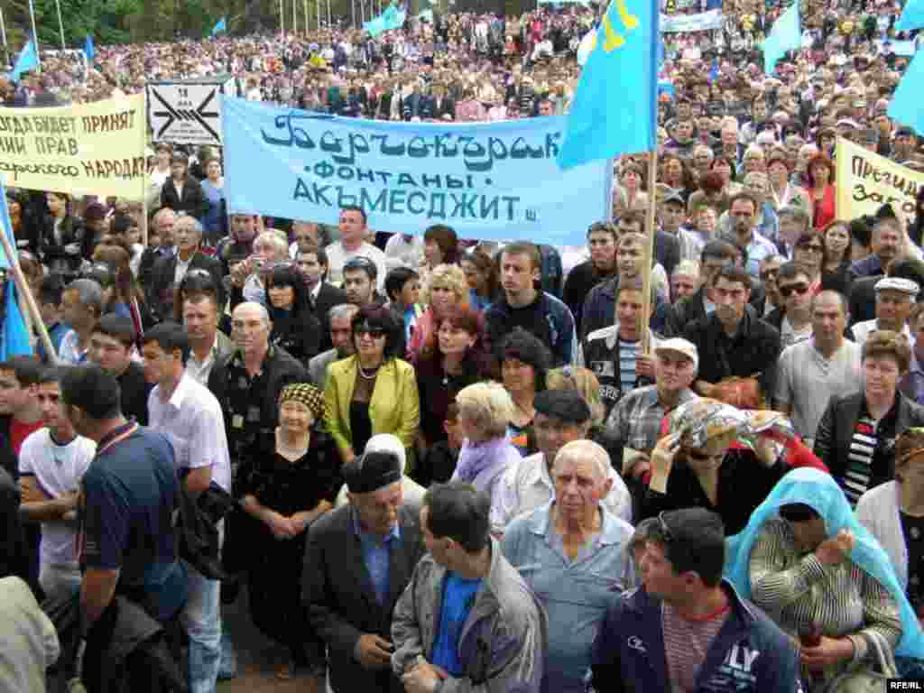 18 май көнне Кырым шәһәрләрендә матәм чаралары, Акмәчетнең үзәк мәйданында бөтенкырым митингы үтте.