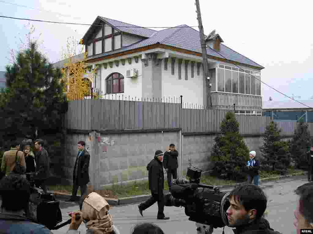 Заманбек Нұрқаділов 12-ші қарашаның кешінде өз үйінде үш қайтара тиген оқтан қаза тапқан. 2005 жыл. - Заманбек Нұрқаділов 12-ші қарашаның кешінде өз үйінде үш мәрте тиген оқтан қаза тапқан. 2005 жыл.