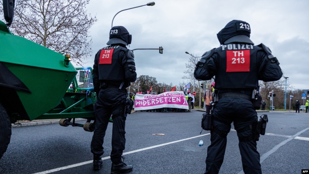 Policija ispred demonstranata koji blokiraju put protestujući protiv konvencije krajnje desničarske stranke Alternativa za Nemačku (AfD), u Rizi, Njemačka, 11. januara.