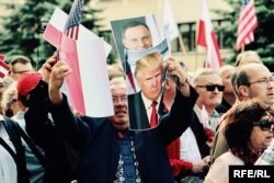 АҚШ президенті Дональд Трамптың сөзін тыңдауға келген жұрт. Варшава, 6 шілде 2017 жыл.
