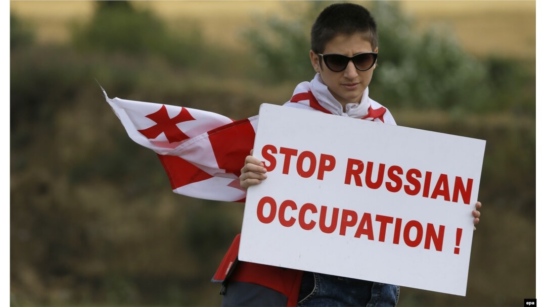 Під час акції протесту на межі, що розділяє сепаратистський регіон Південної Осетії від основної території Грузії. Село Хурвалеті, що за 60 кілометрів від Тбіліси. 14 липня 2015 року