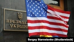 Американський та український прапори