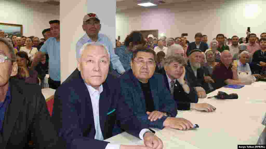 "Халық құрылтайына" келген азаматтар.
